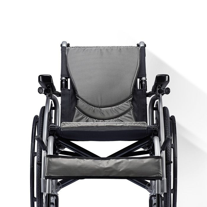 كرسي يدوي متحرك من كارما اس-ارجو رمادي/ بي فضي 18" 106في24دبليو.بي